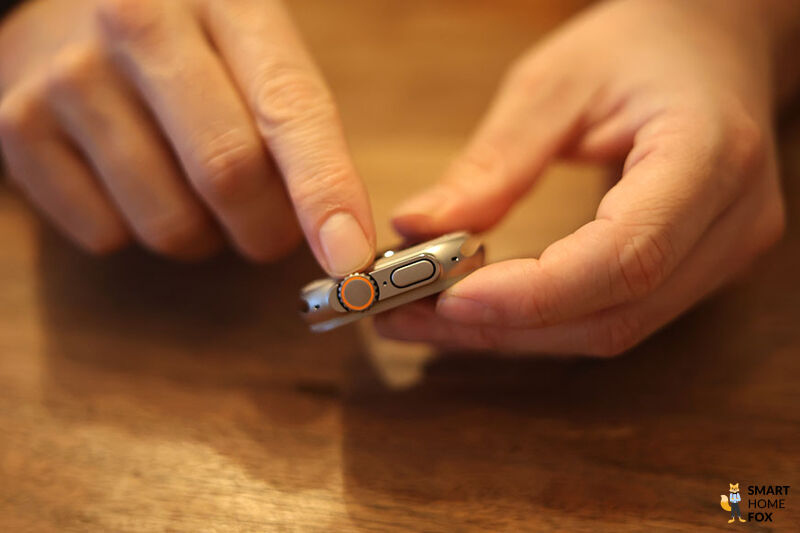 Man sieht Taste und Krone der Apple Watch Ultra.